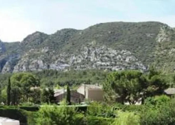 Le Maset Des Aires Avec Vue Sur Le Luberon Et Son Jacuzzi Exterieur Disponible De Juin A Mi-Septembre